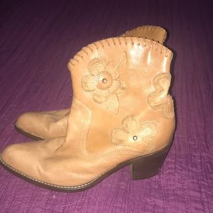 🎉 Mia Rose Beige Boot with florets 🎉